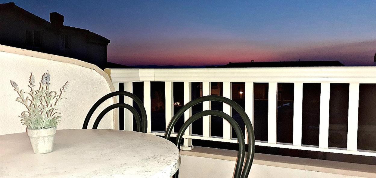 Apartments Villa Bonaca Baška Voda Rom bilde
