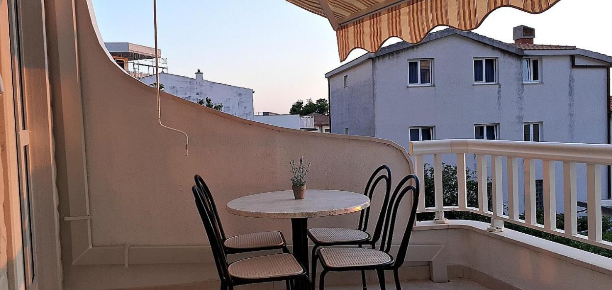 Apartments Villa Bonaca Baška Voda Rom bilde
