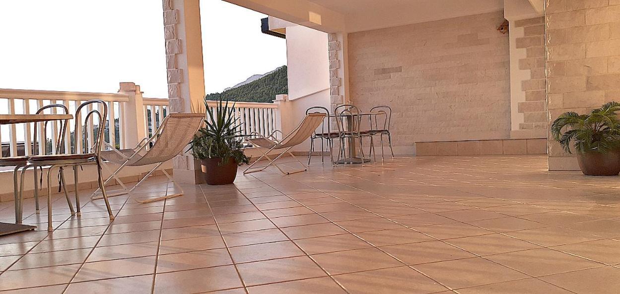 Apartments Villa Bonaca Baška Voda Rom bilde