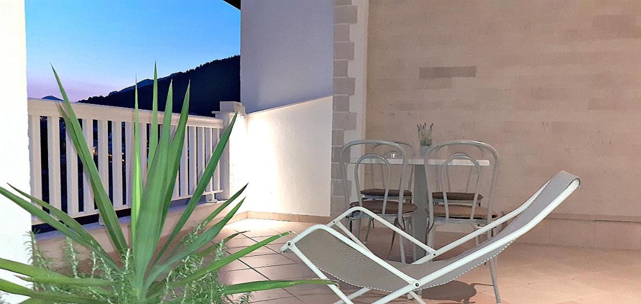 Apartments Villa Bonaca Baška Voda Rom bilde