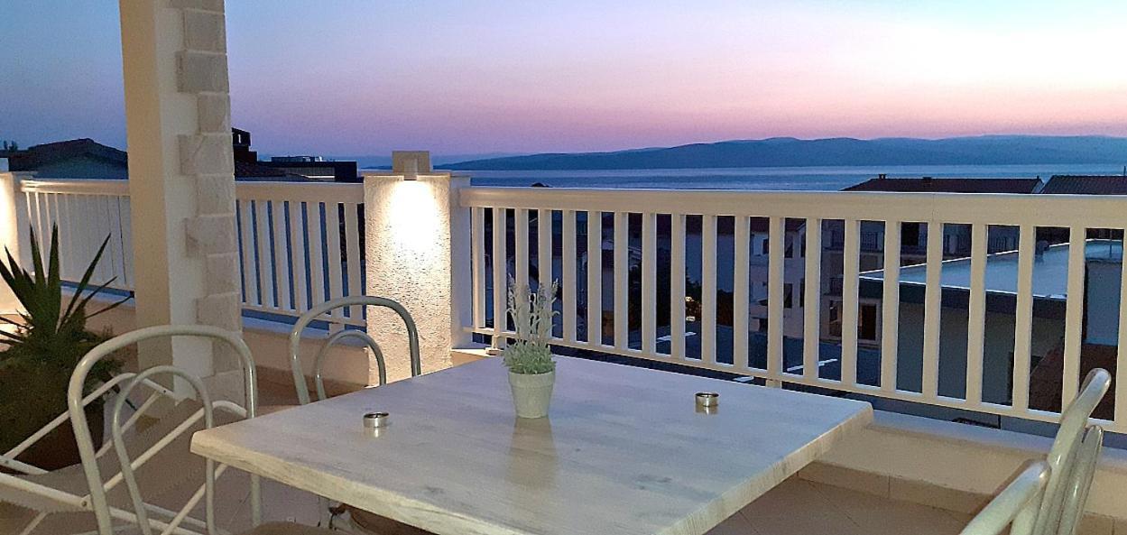 Apartments Villa Bonaca Baška Voda Rom bilde