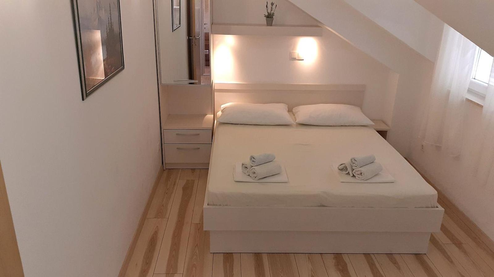 Apartments Villa Bonaca Baška Voda Rom bilde